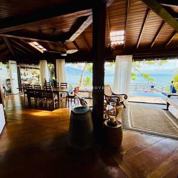 Casa em Ilhabela, bairro Armação