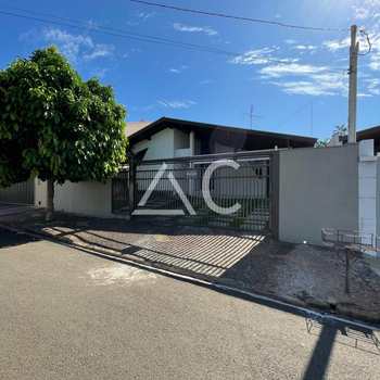 Casa em Jales, bairro Centro