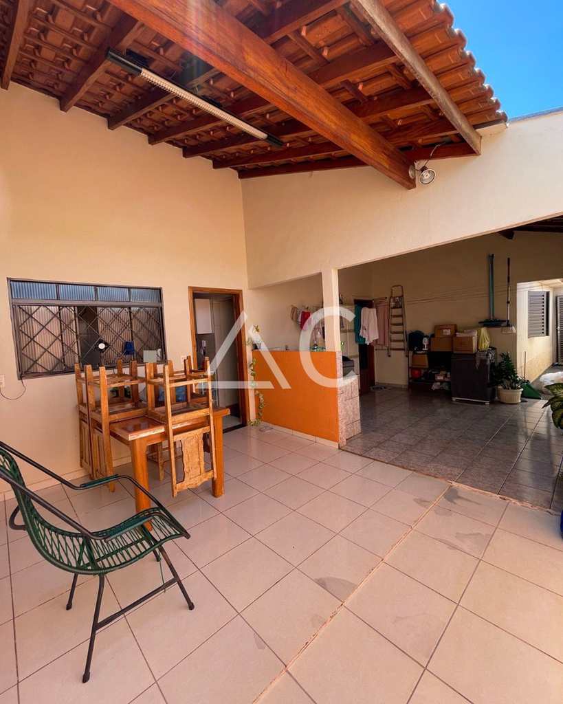 Casa em Jales, no bairro Conjunto Habitacional José Antonio Caparroz Bogaz