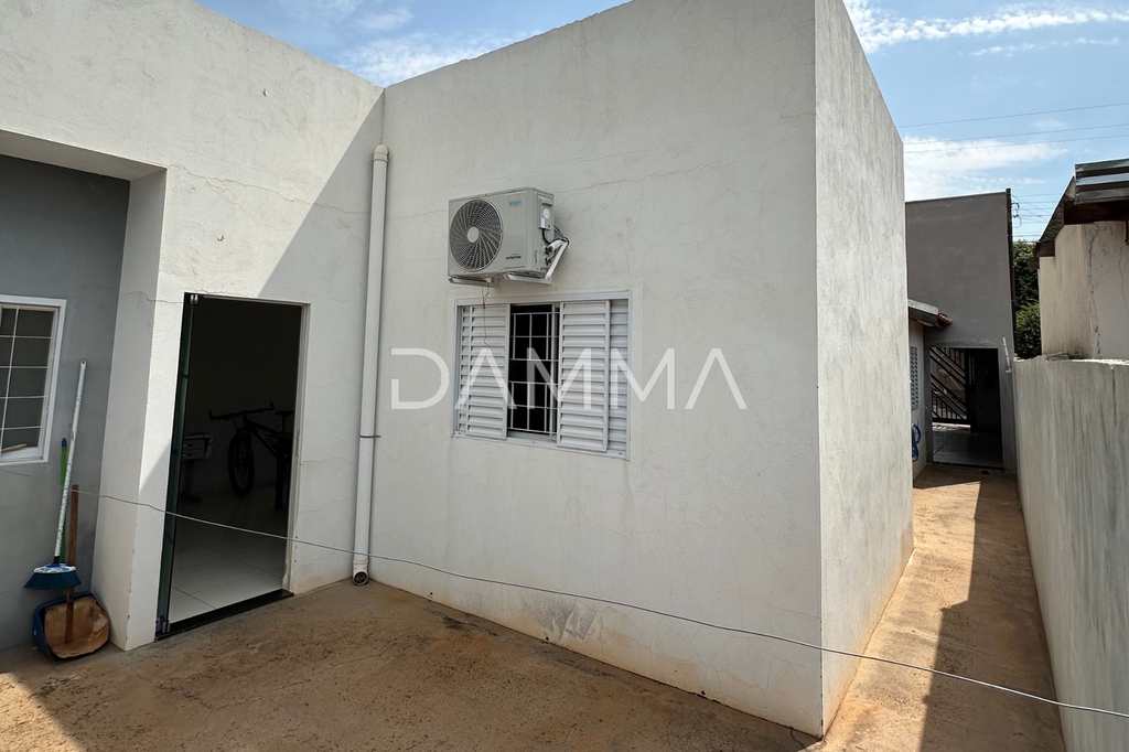 Casa em Jales, no bairro Conjunto Habitacional José Antonio Caparroz Bogaz