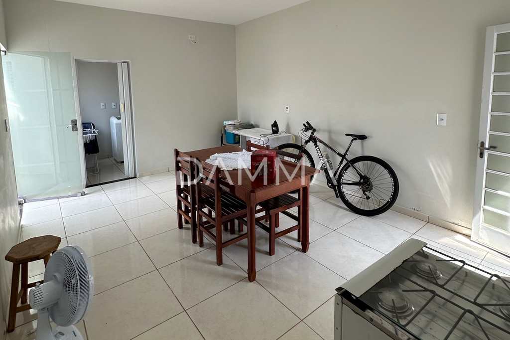 Casa em Jales, no bairro Conjunto Habitacional José Antonio Caparroz Bogaz