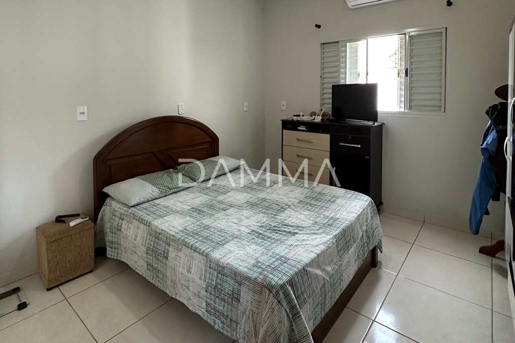 Casa em Jales, no bairro Conjunto Habitacional José Antonio Caparroz Bogaz