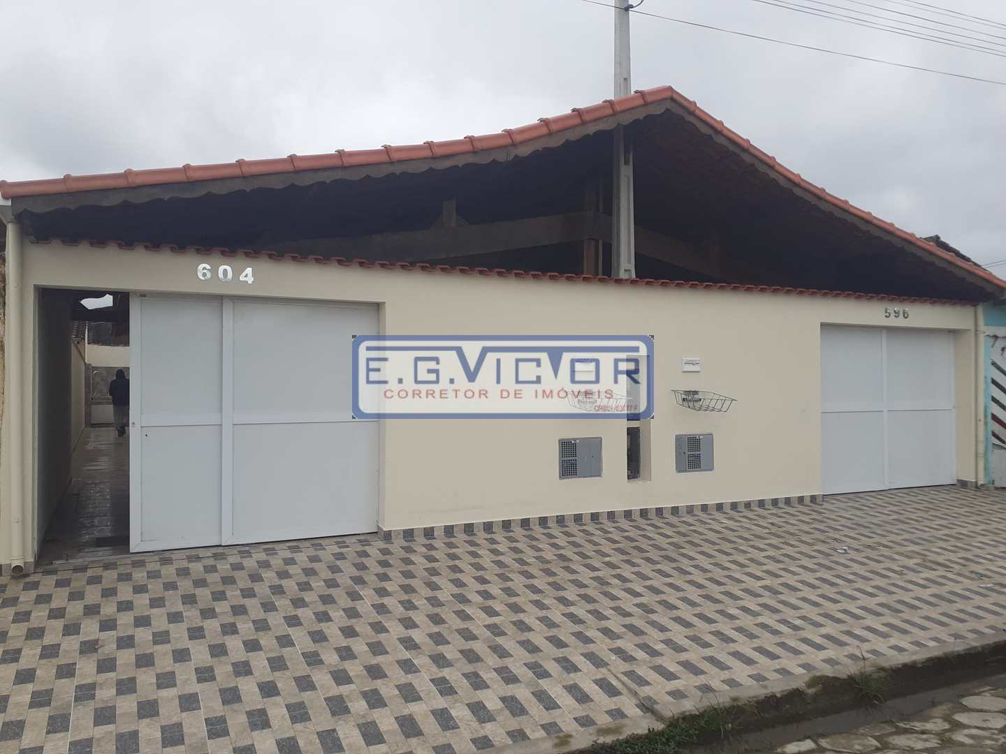 Casa com piscina em Mongaguá!! Bairro residencial e comercial!!