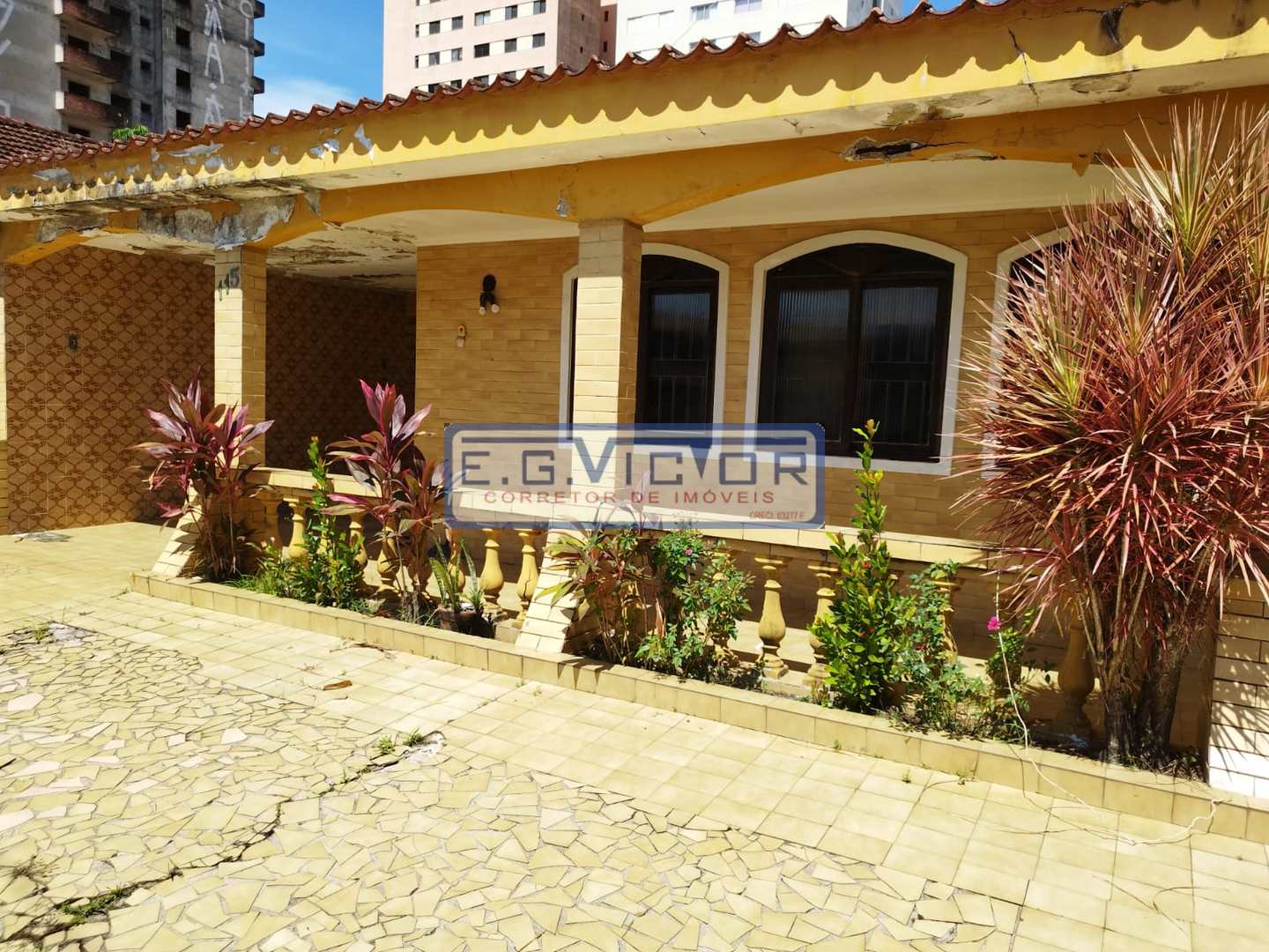 Casa à venda com 3 quartos, 222m² - Foto 1