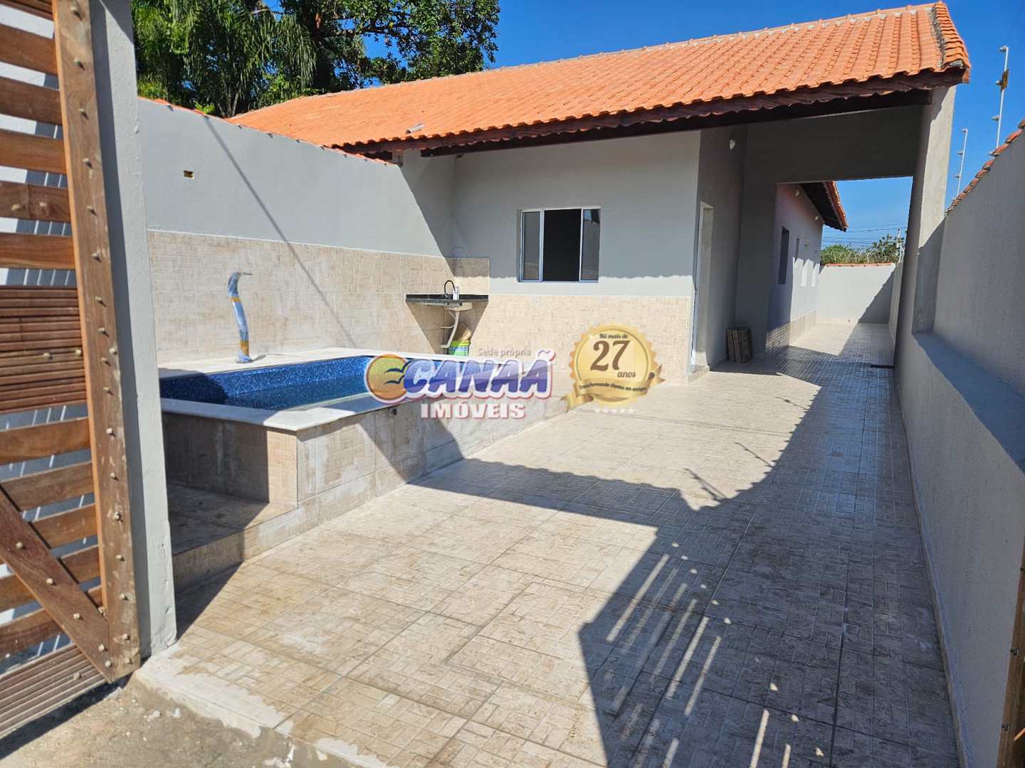 Casa à venda com 2 quartos, 72m² - Foto 1