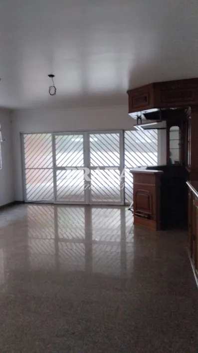 Casa para alugar com 4 quartos, 215m² - Foto 2