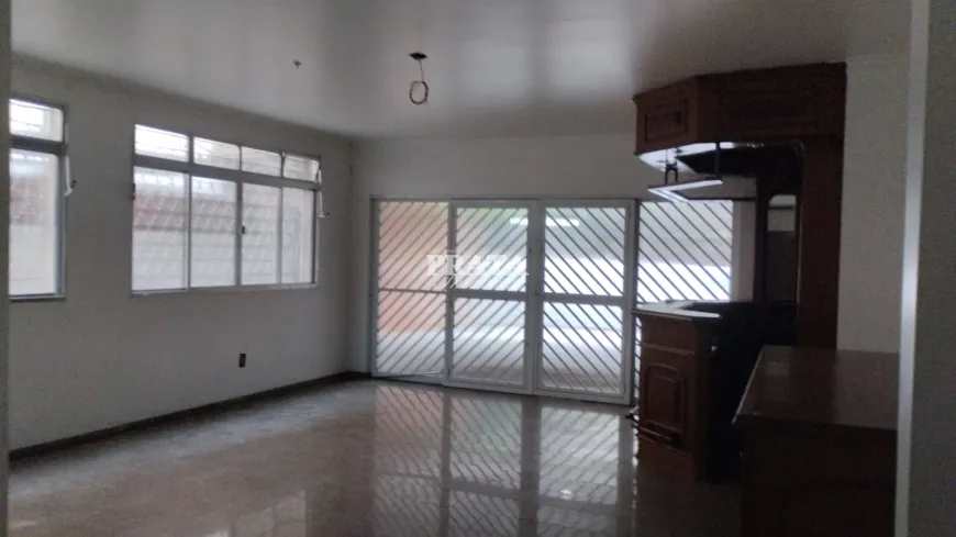 Casa para alugar com 4 quartos, 215m² - Foto 1
