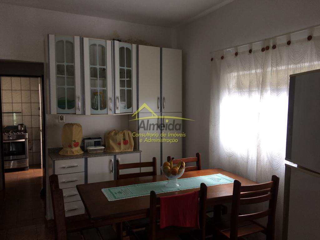 Casa à venda com 3 quartos, 240m² - Foto 3