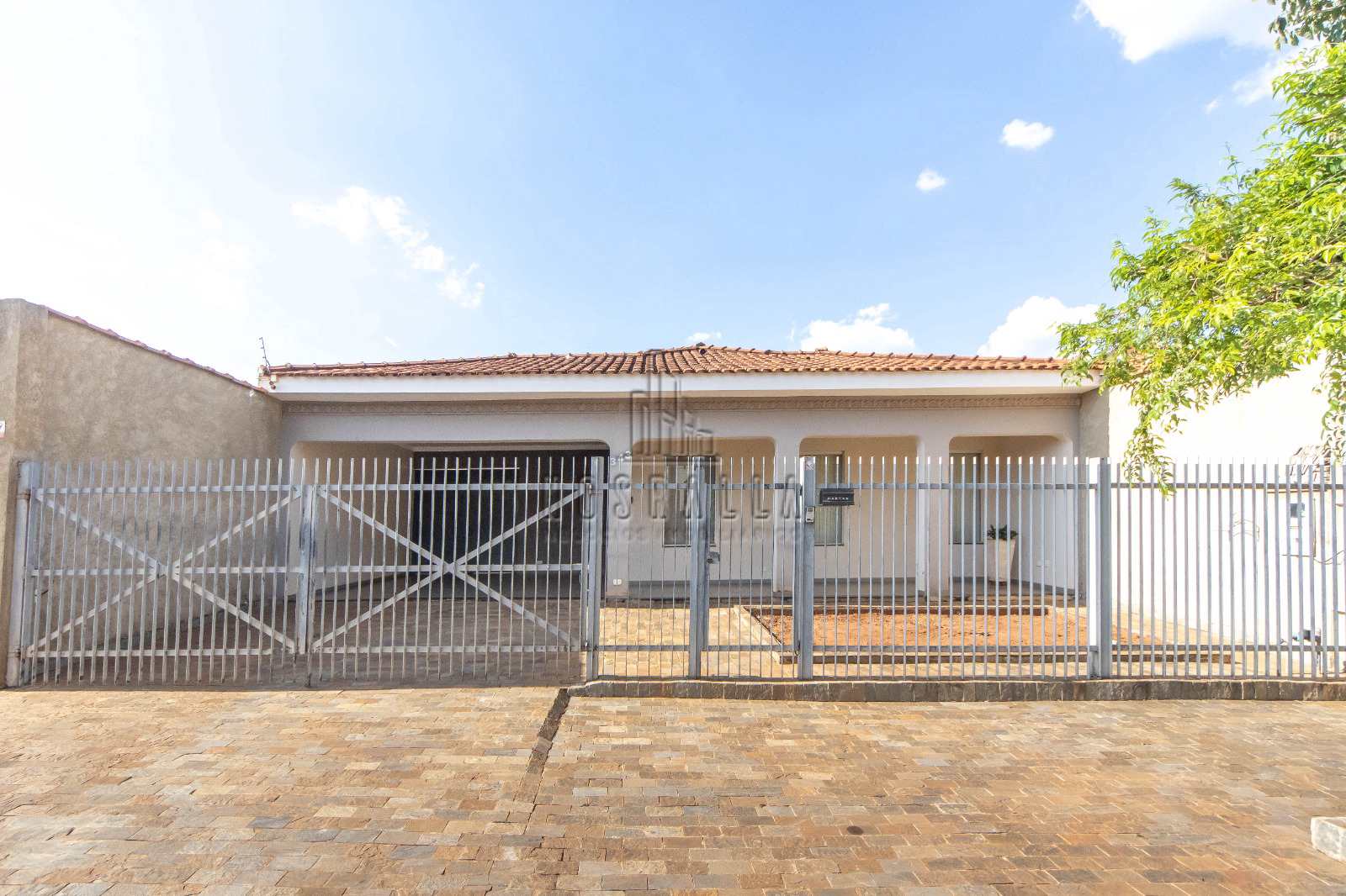 Casa à venda com 3 quartos, 255m² - Foto 1