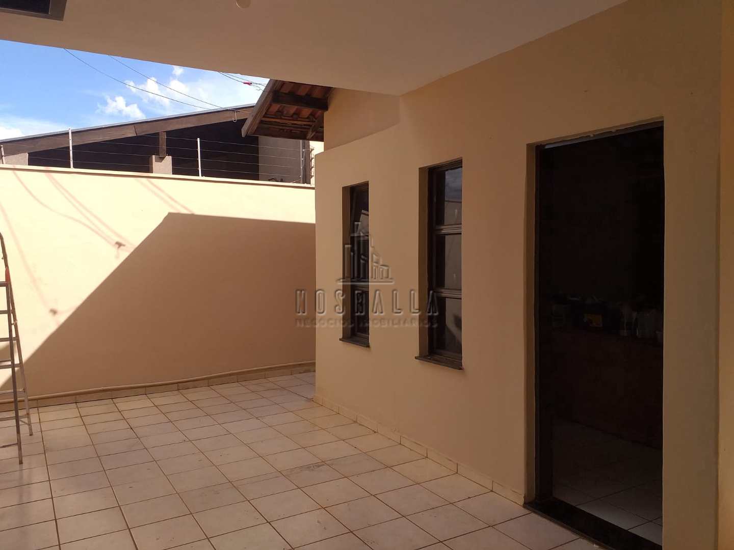 Casa à venda com 2 quartos, 186m² - Foto 1