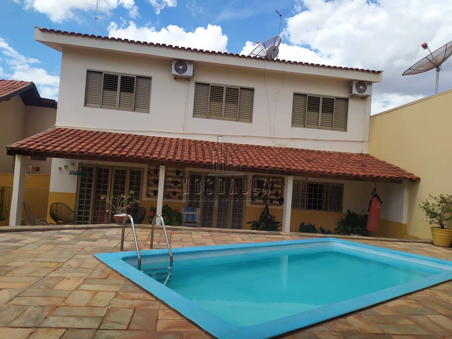 Sobrado à venda com 3 quartos, 220m² - Foto 1