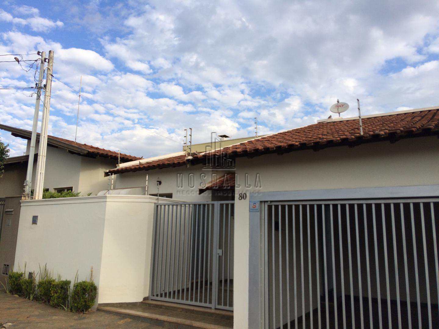 Casa à venda com 4 quartos, 240m² - Foto 1