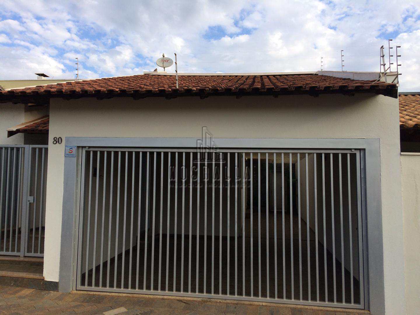 Casa à venda com 4 quartos, 240m² - Foto 2