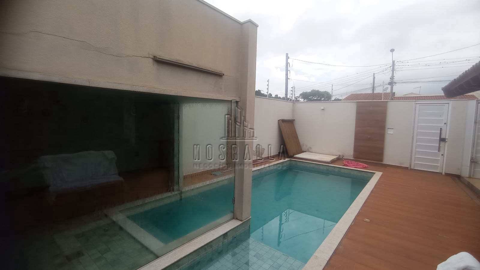 Casa à venda com 3 quartos, 223m² - Foto 1