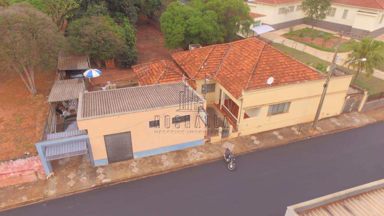 Casa à venda com 3 quartos, 194m² - Foto 1