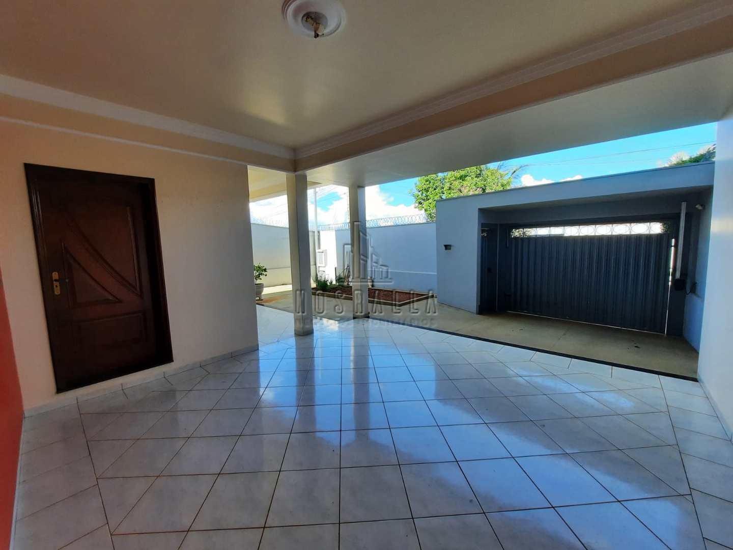 Casa à venda com 3 quartos, 358m² - Foto 1