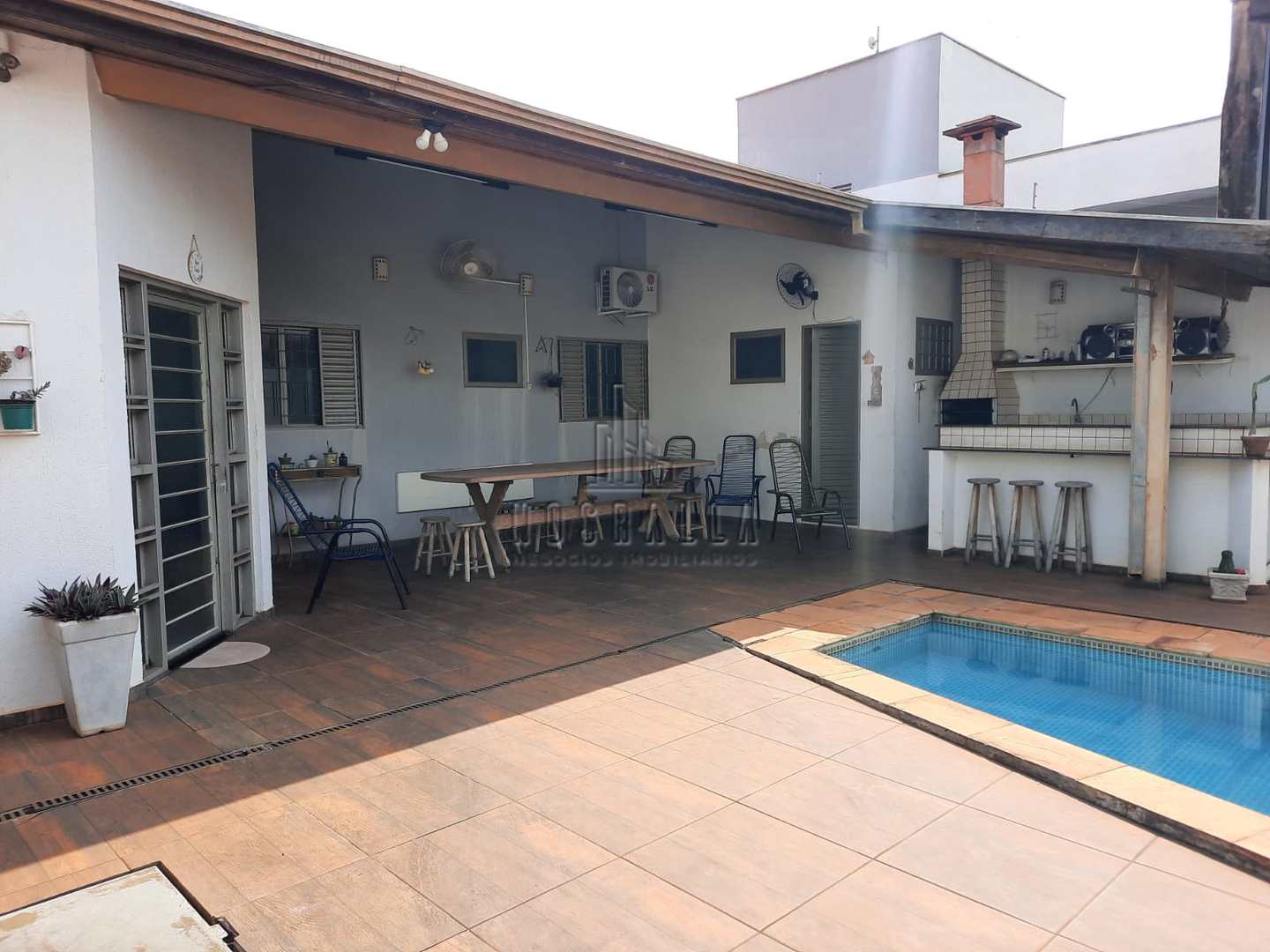 Casa à venda com 2 quartos, 200m² - Foto 1