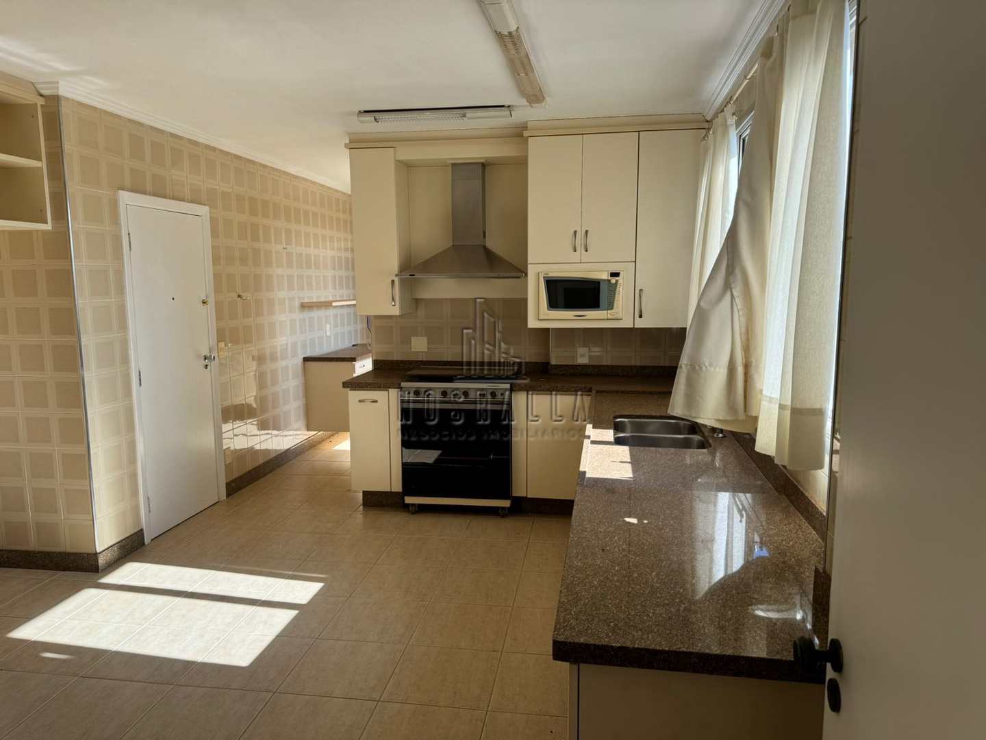 Apartamento para alugar com 4 quartos, 195m² - Foto 4