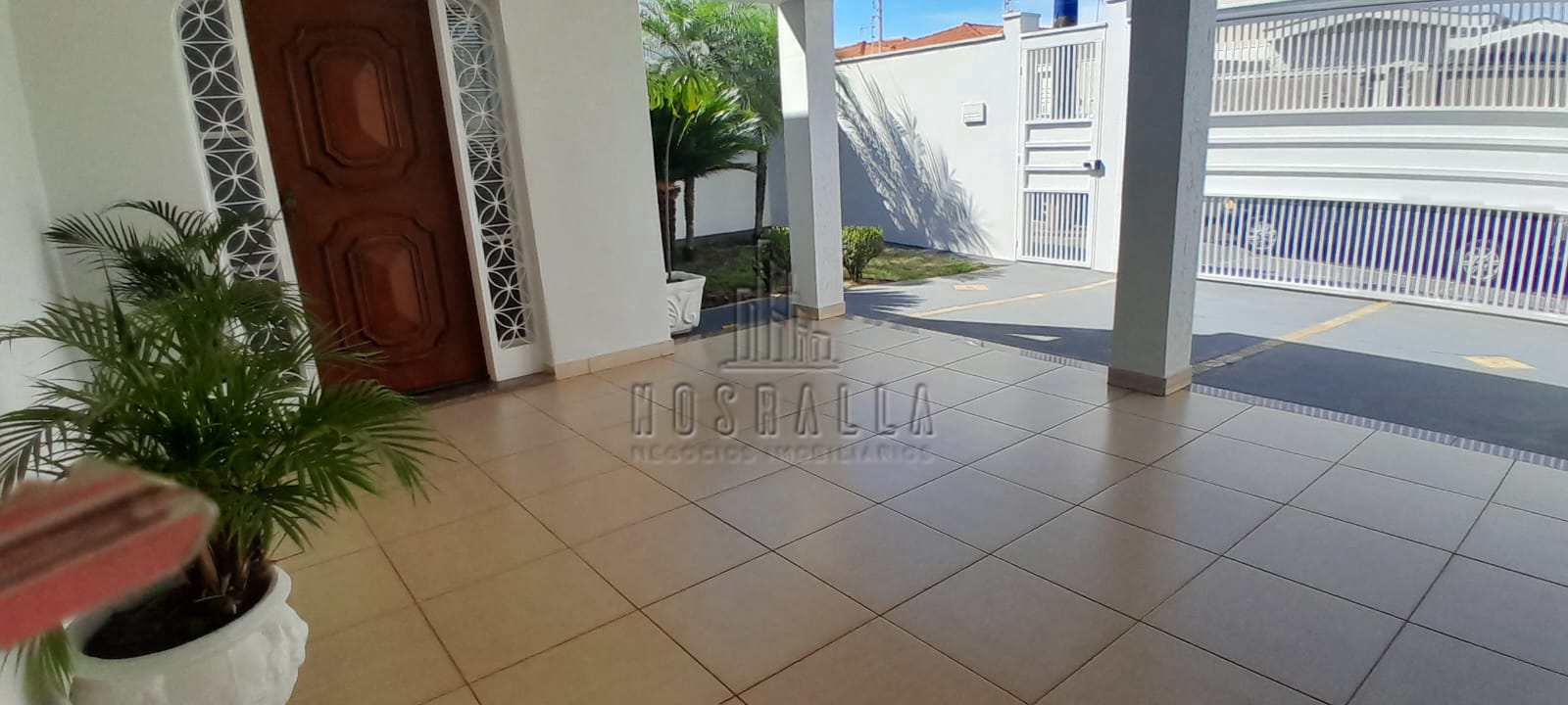 Casa à venda e aluguel com 3 quartos, 194m² - Foto 1