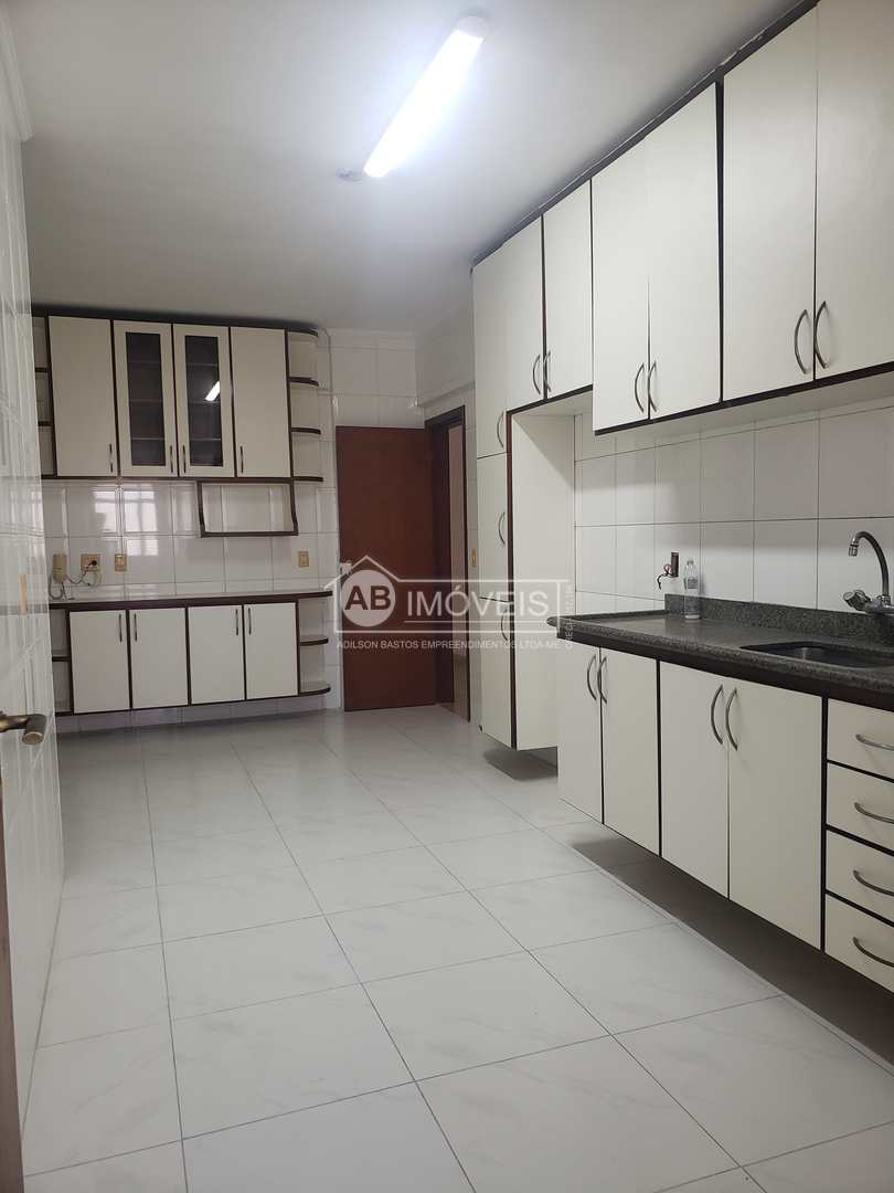 Apartamento à venda com 3 quartos, 131m² - Foto 1