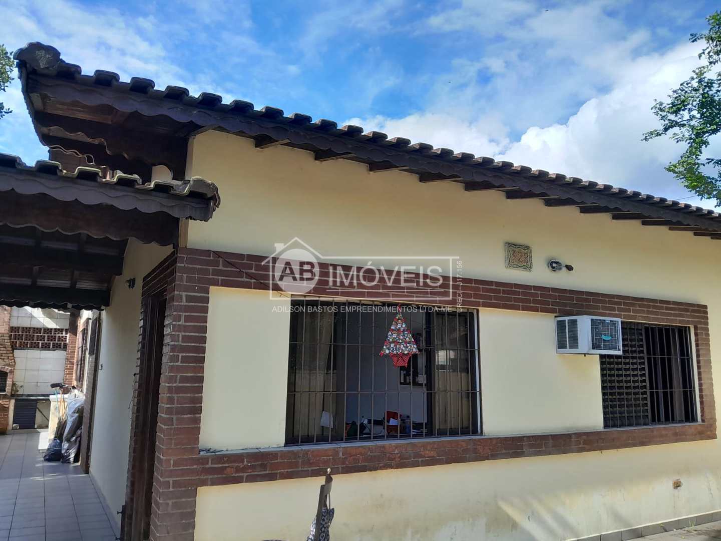 Casa à venda com 4 quartos, 97m² - Foto 1