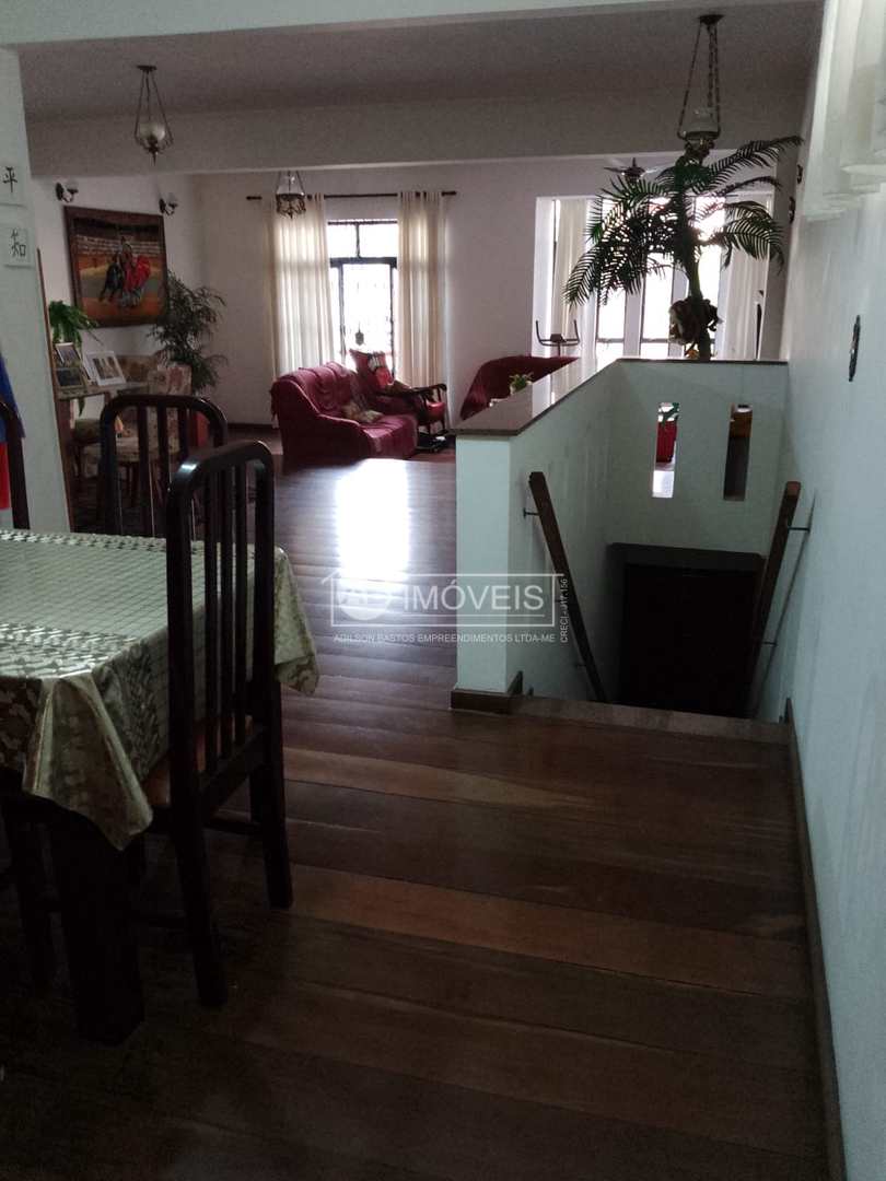 Casa à venda com 3 quartos, 182m² - Foto 1