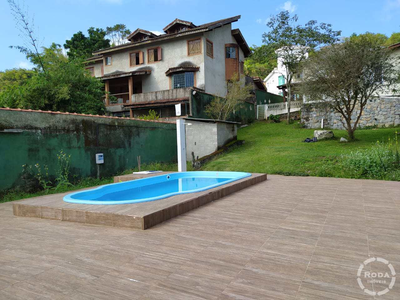 Casa à venda com 4 quartos, 240m² - Foto 1