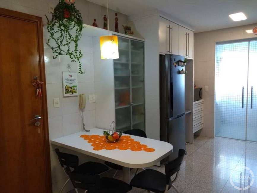 Apartamento à venda com 3 quartos, 200m² - Foto 9