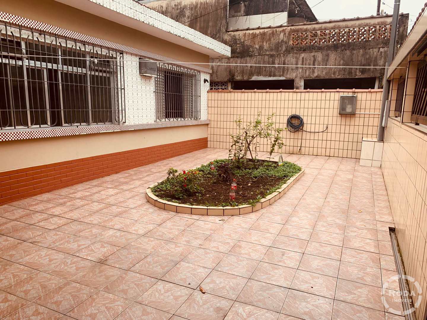 Casa à venda com 2 quartos, 100m² - Foto 1