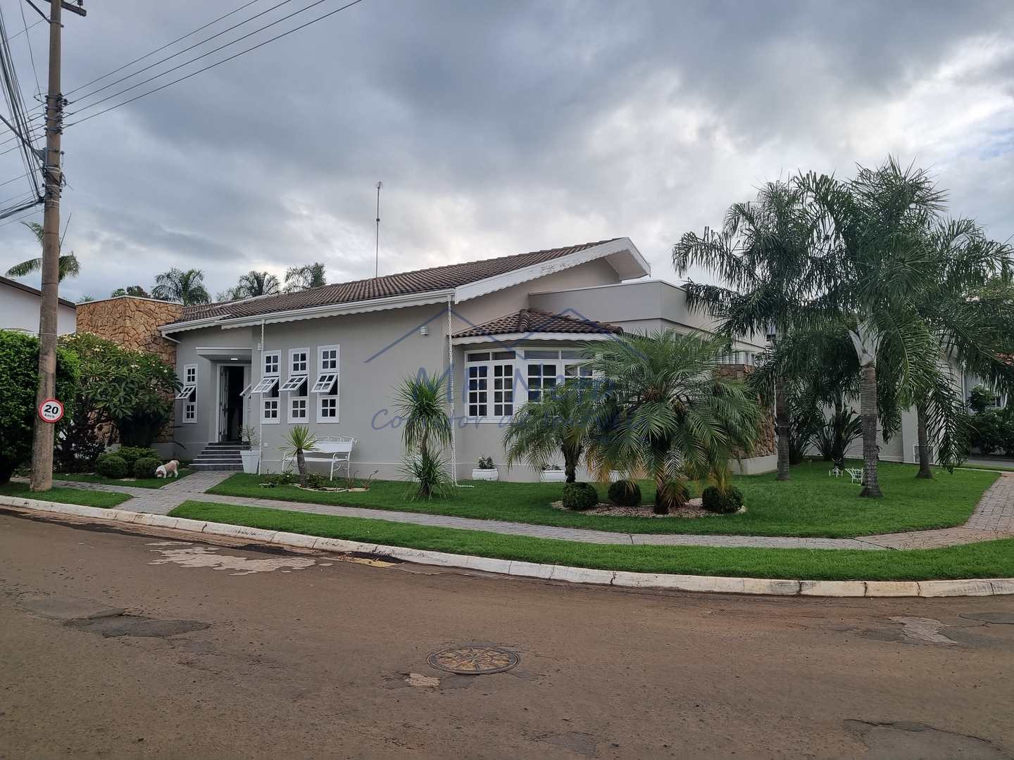 Casa de Condomínio à venda com 3 quartos, 642m² - Foto 1