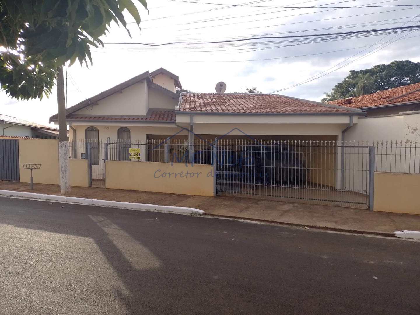 Casa à venda com 3 quartos, 900m² - Foto 1