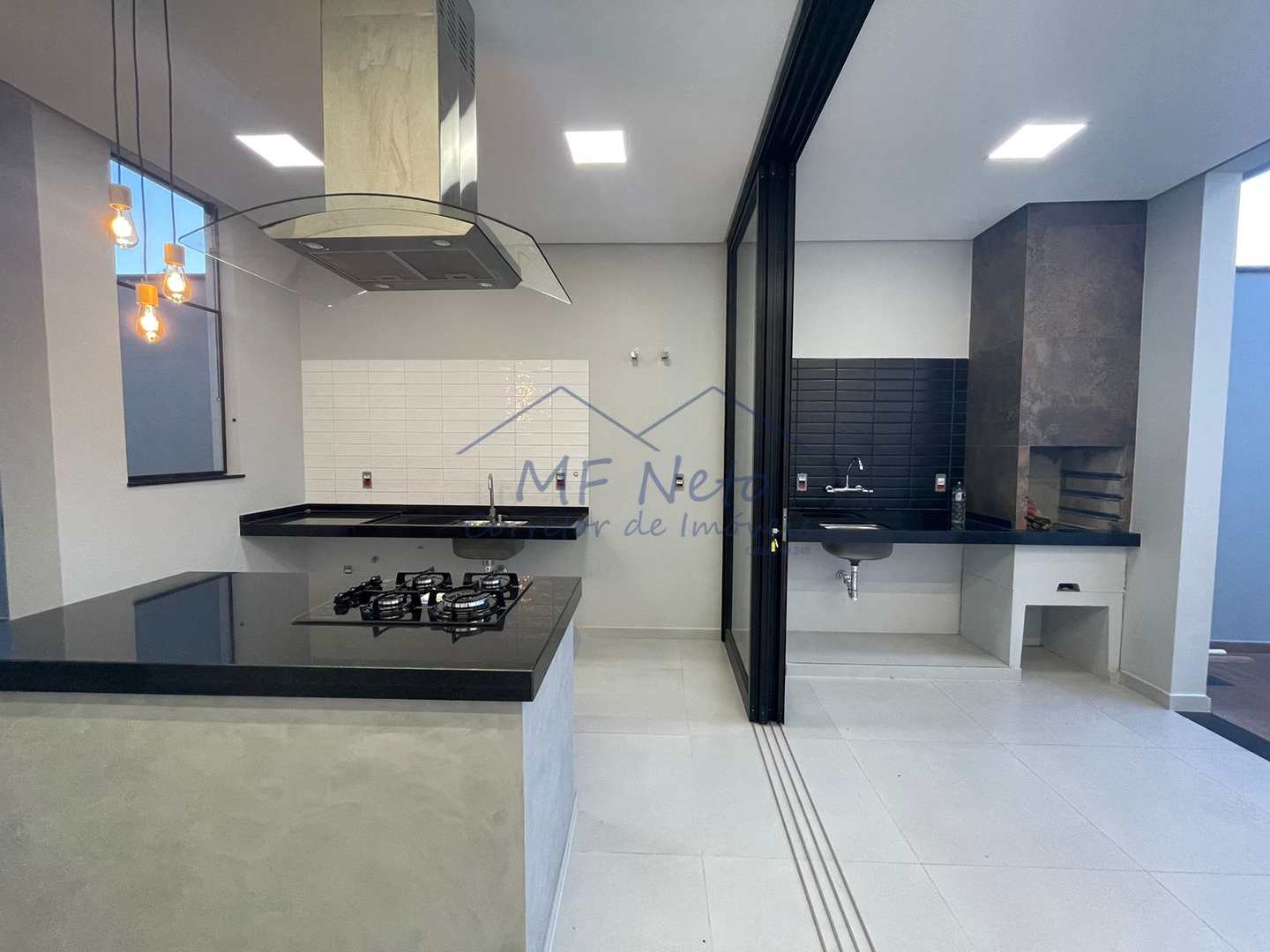 Casa à venda com 3 quartos, 250m² - Foto 1