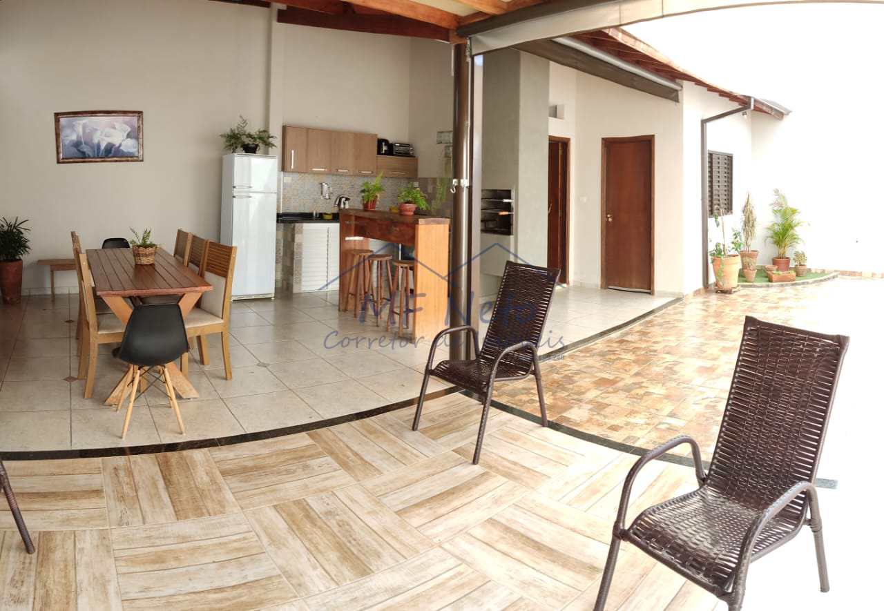 Casa à venda com 3 quartos, 325m² - Foto 1