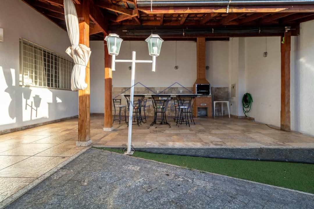 Casa à venda com 3 quartos, 250m² - Foto 3