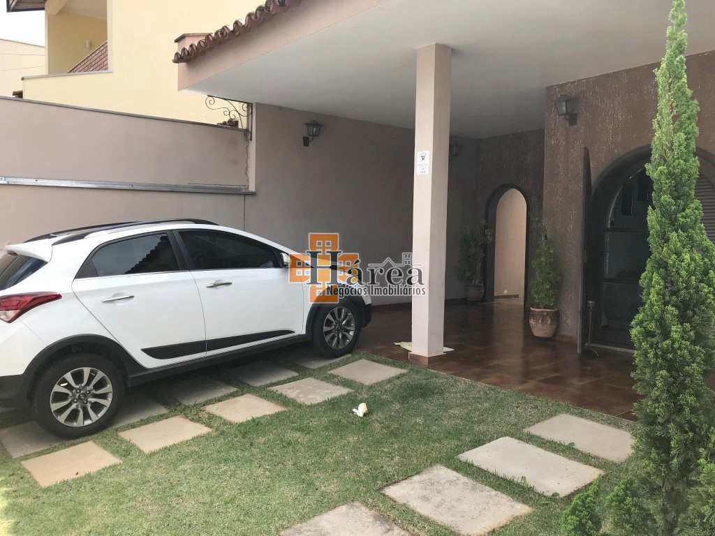 Casa à venda e aluguel com 3 quartos, 307m² - Foto 2