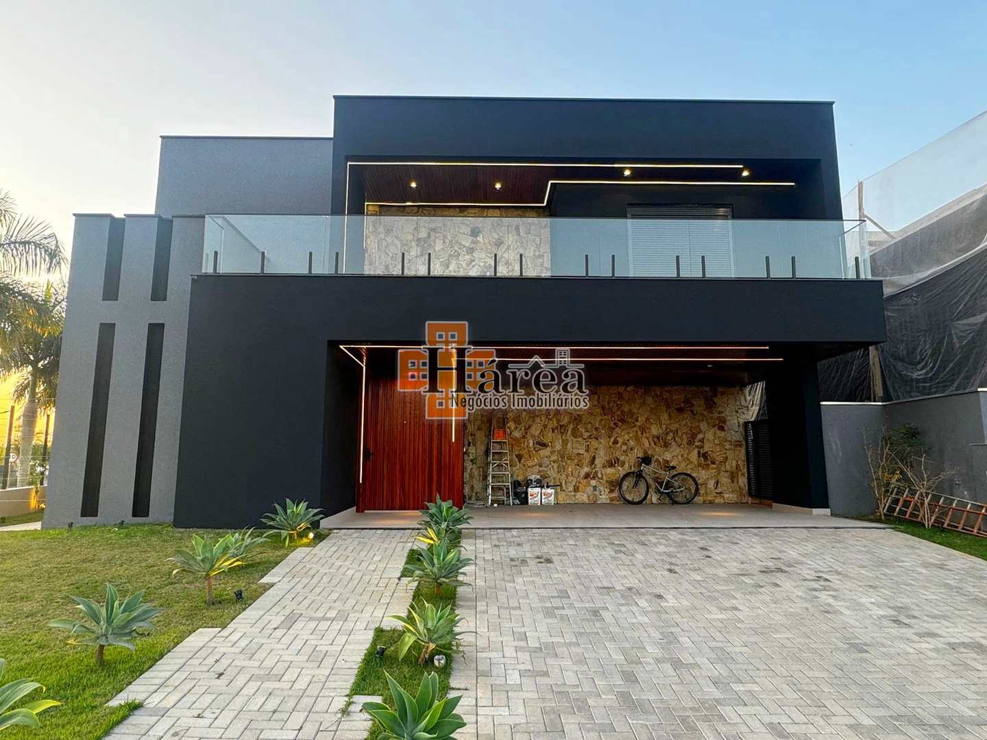 Sobrado à venda e aluguel com 3 quartos, 250m² - Foto 1