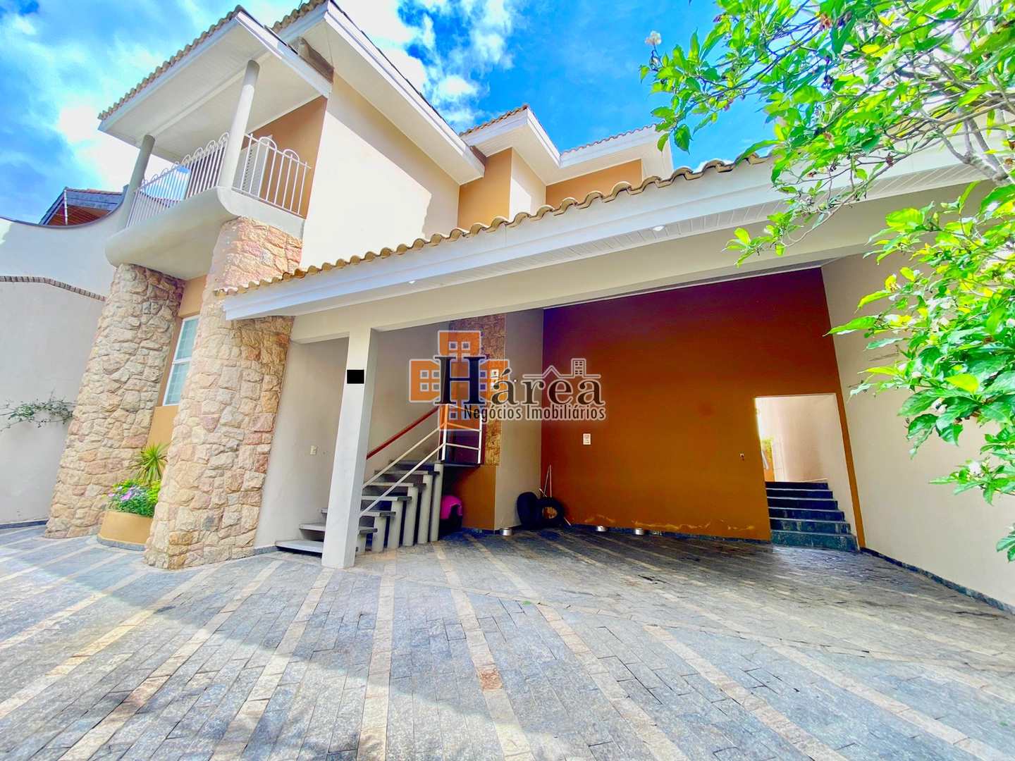 Sobrado à venda com 3 quartos, 304m² - Foto 1