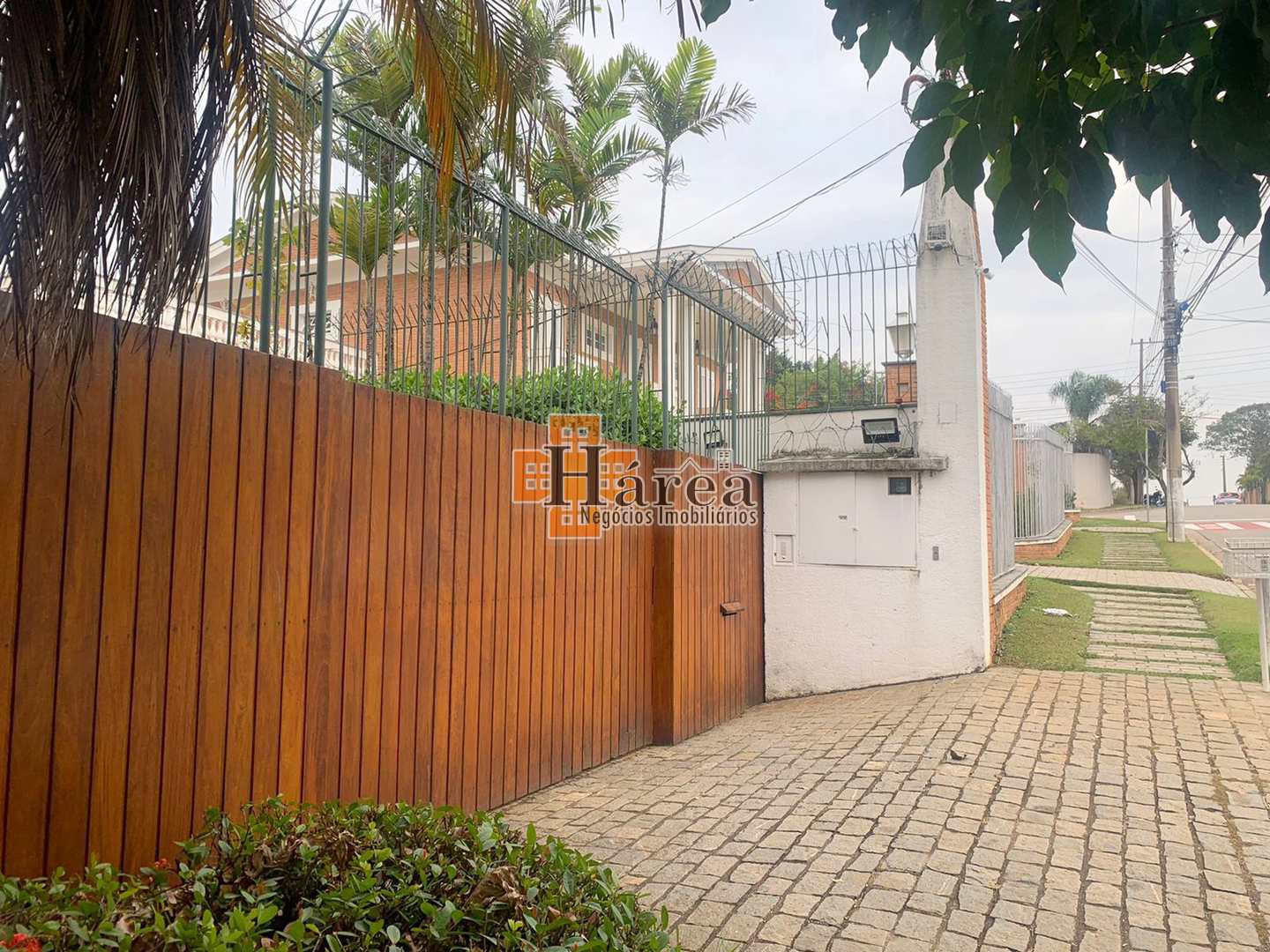 Casa à venda e aluguel com 4 quartos, 672m² - Foto 1