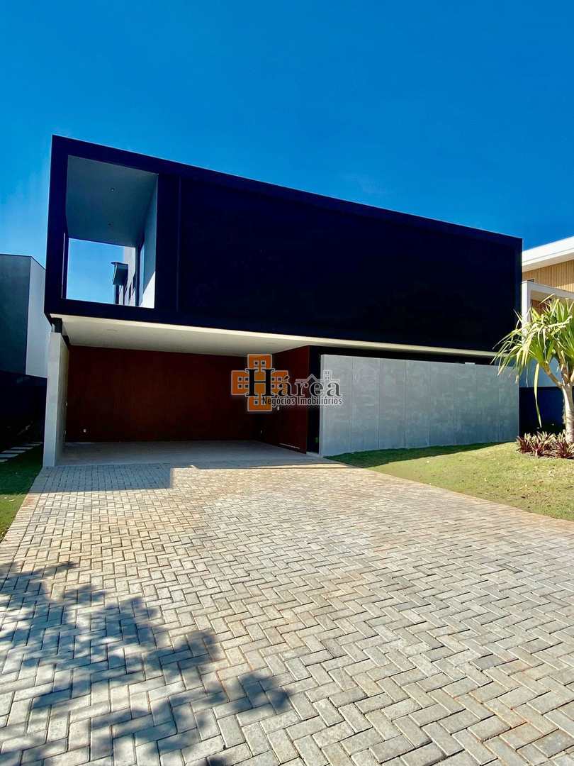 Sobrado à venda com 4 quartos, 355m² - Foto 1