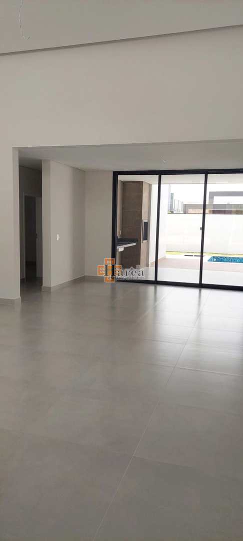 Casa de Condomínio à venda com 3 quartos, 240m² - Foto 2