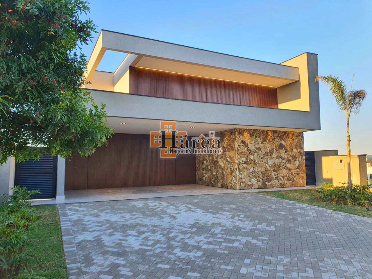 Sobrado à venda com 4 quartos, 341m² - Foto 1