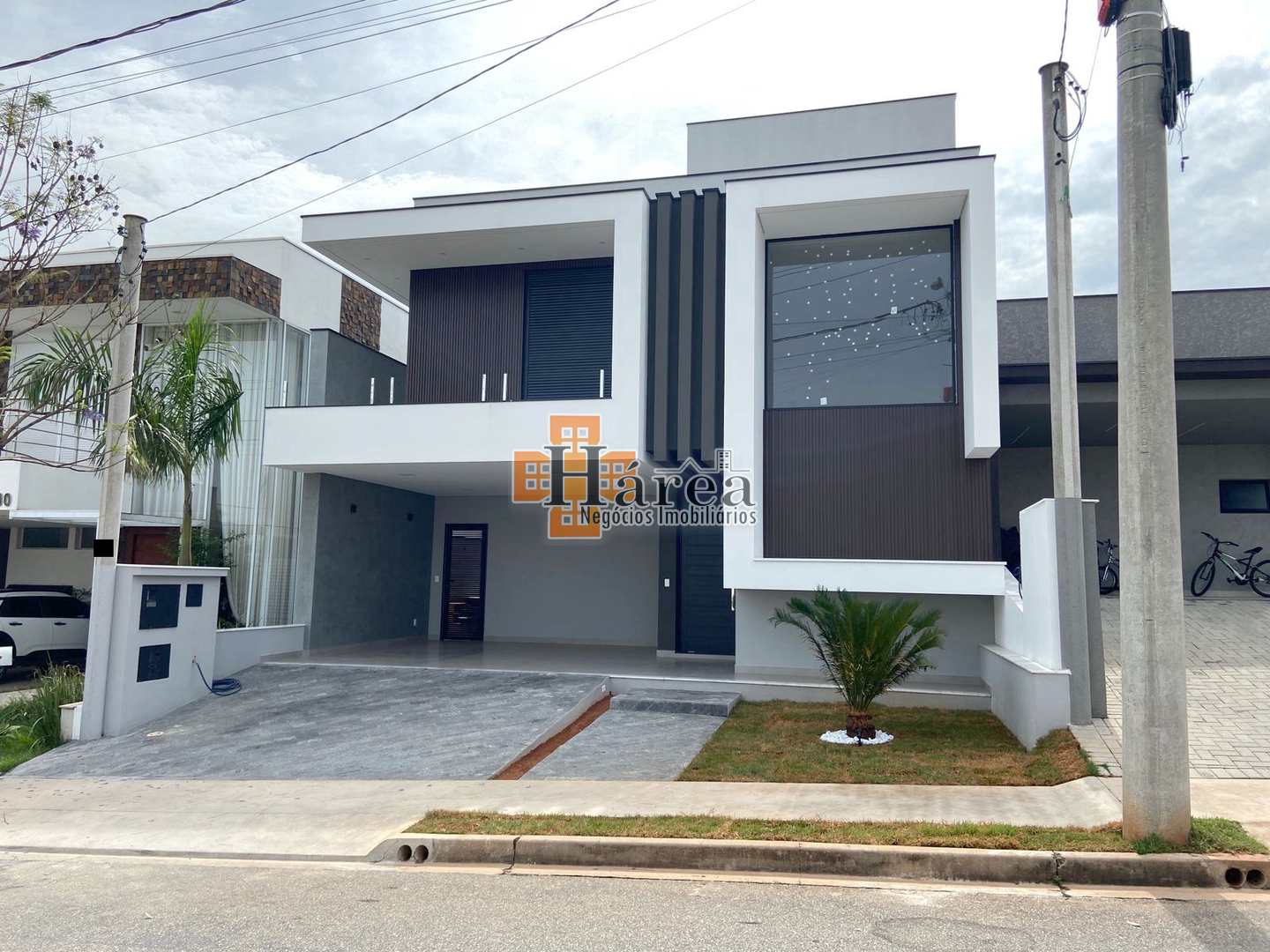 Sobrado à venda com 3 quartos, 232m² - Foto 1