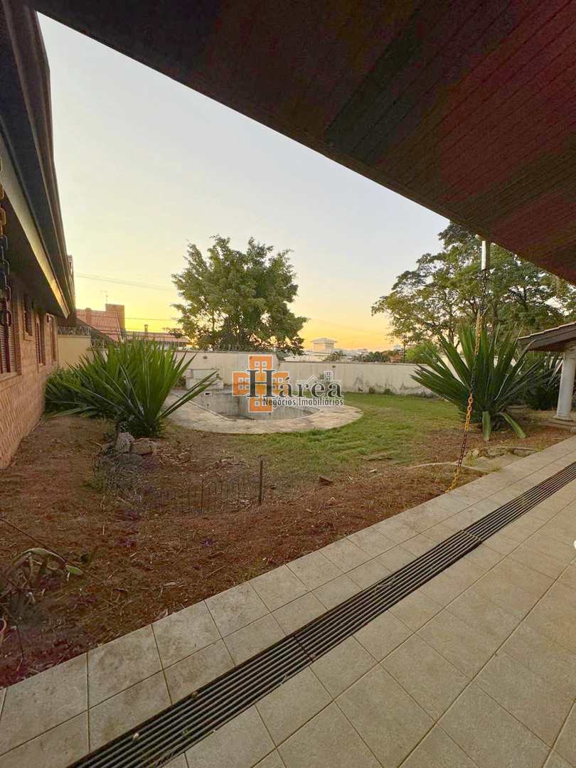 Casa para alugar com 4 quartos, 491m² - Foto 3