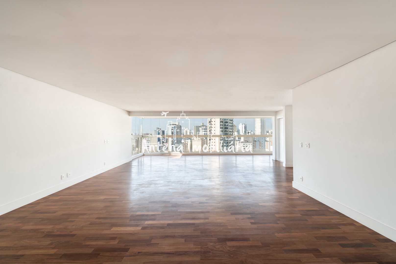 Apartamento à venda com 4 quartos, 225m² - Foto 1