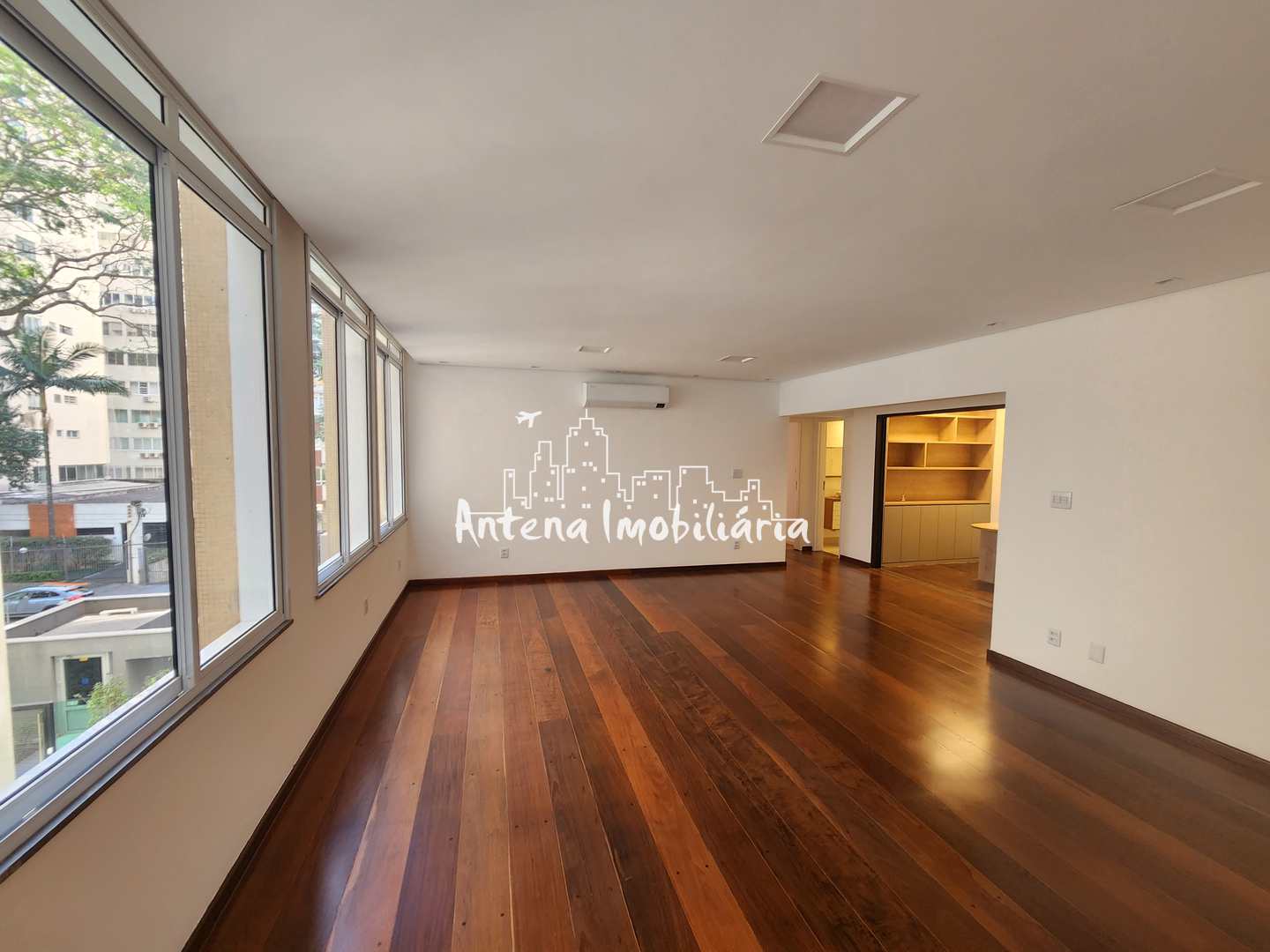 Apartamento à venda com 3 quartos, 155m² - Foto 2