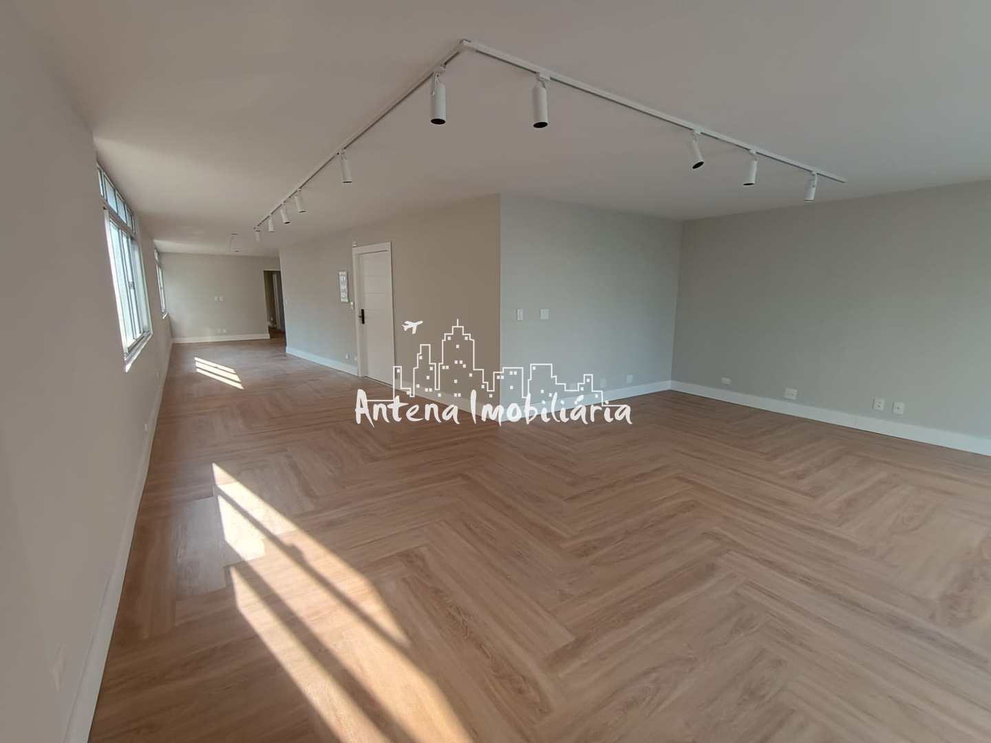 Apartamento à venda com 4 quartos, 187m² - Foto 1