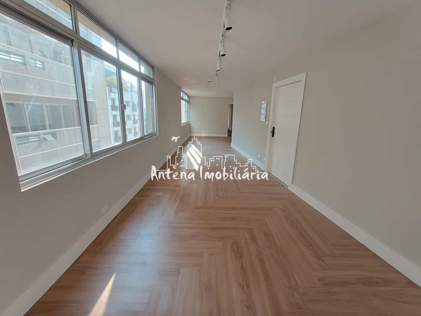 Apartamento à venda com 4 quartos, 187m² - Foto 2