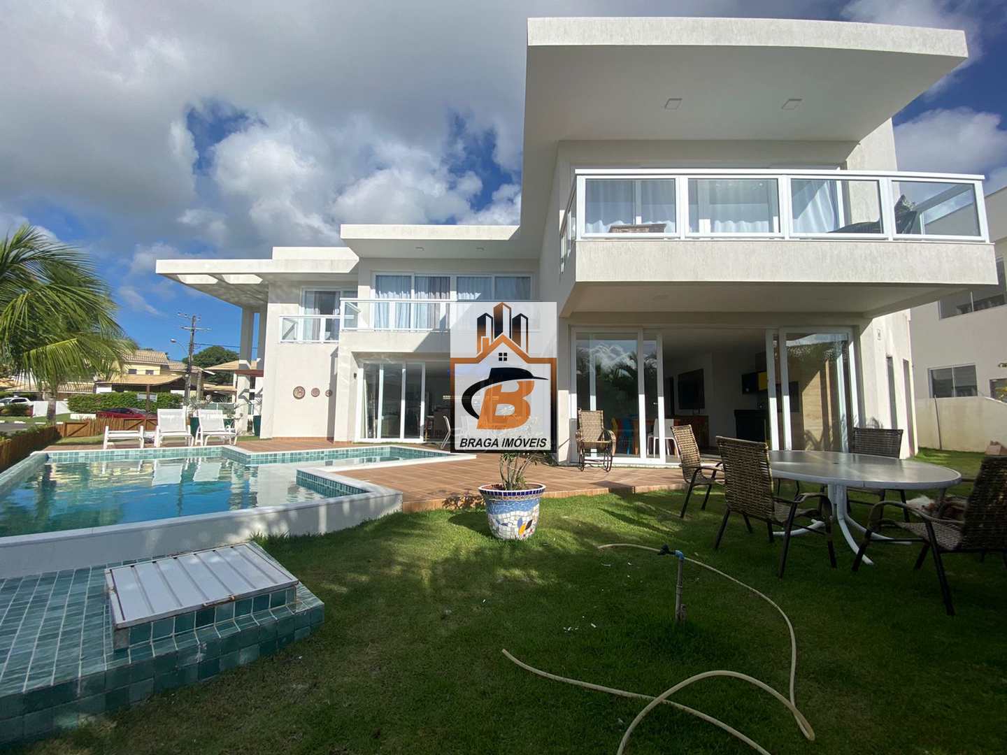 Casa de Condomínio à venda com 5 quartos, 200m² - Foto 1