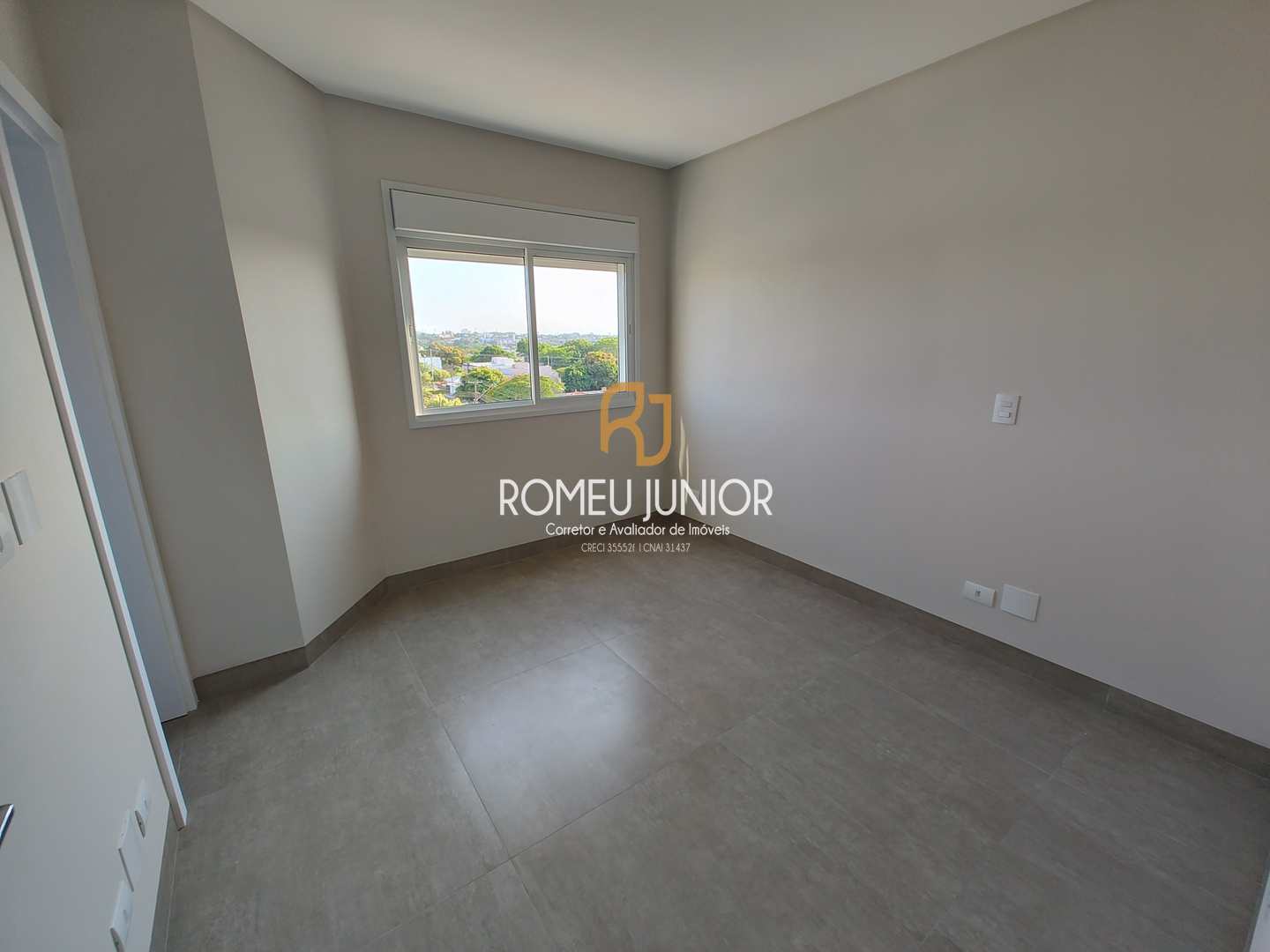 Apartamento à venda com 2 quartos, 64m² - Foto 2