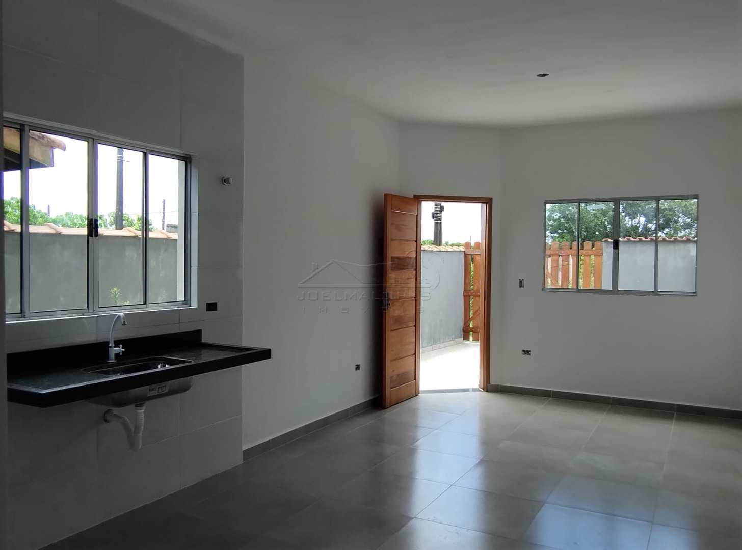 Casa à venda com 2 quartos, 65m² - Foto 1